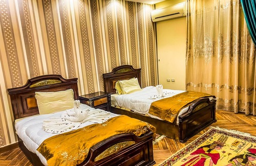 Giza Appartement | Cozy 3-bedroom apartment in charming Giza Pyramids Plateau with WiFi, AC.