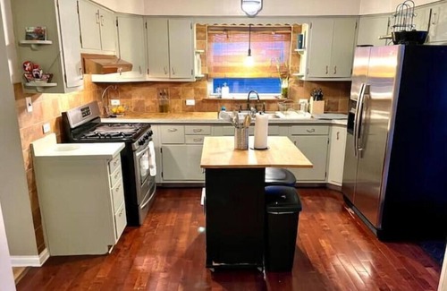 Chicago Lawn Maison | Cozy 3 Bedroom Family Sized Duplex/ 9 mins from Midway airport!