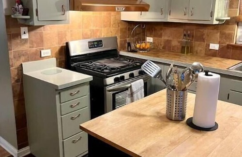 Chicago Lawn Maison | Cozy 3 Bedroom Family Sized Duplex/ 9 mins from Midway airport!