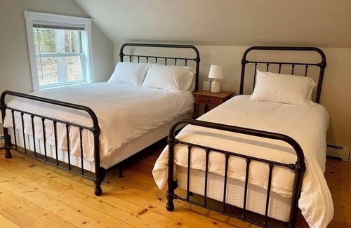 Greensboro Autre | Cozy 3-bedroom farmhouse in VT's idyllic NEK