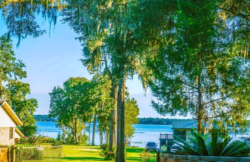 Florahome Maison | Cozy 3 Bedroom Florida Style Cabin & Property at George’s Lake