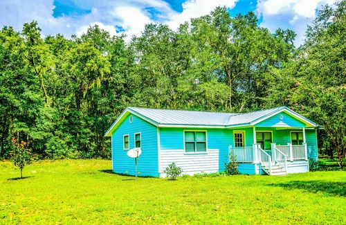 Florahome Maison | Cozy 3 Bedroom Florida Style Cabin & Property at George’s Lake