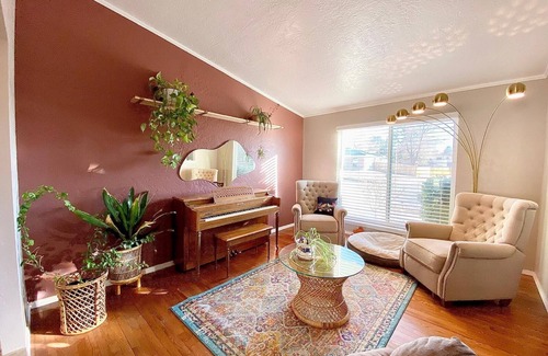 Northeast Heights Maison | Cozy 3-Bedroom Getaway with Yard, Driveway and Garage