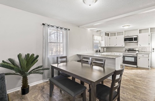 Baldwin City Maison | Cozy 3 bedroom in Baldwin City, close to Baker, great for families & friends!