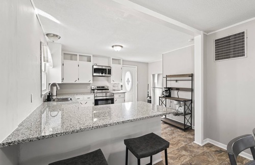 Baldwin City Maison | Cozy 3 bedroom in Baldwin City, close to Baker, great for families & friends!