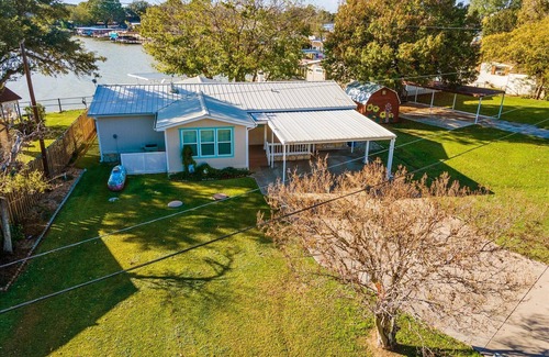 Granbury Maison | Cozy 3 Bedroom Lake House with boat dock/patio on deep water.