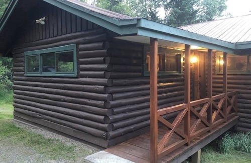 Bridge Lake Cabine | Cozy 3-bedroom lakefront cabin with WiFi