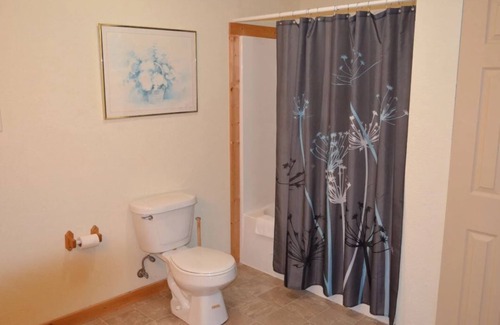 Stahlstown Cabine | Cozy 3 bedroom suite with living room. Close to hiking trails, ski resorts and family parks!