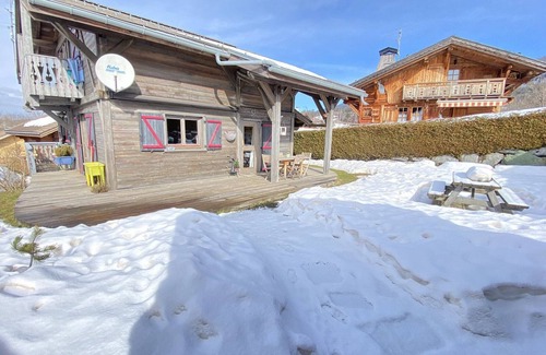 Les Carroz-d'Araches Chalet De Ski | Cozy 3-BR Chalet in Quiet Area - Near Slopes, Fireplace, WiFi, Garage