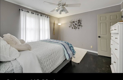 North Babylon Maison | Cozy 3 BR Near Belmont State Park- 4 min Drive