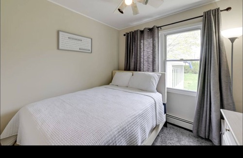 North Babylon Maison | Cozy 3 BR Near Belmont State Park- 4 min Drive