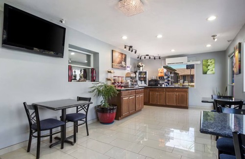 Salem Hôtel | Cozy 3 Double Rooms! Spacious, Non-Smoking, Near Local Shops & Historic Sites!