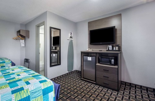 Salem Hôtel | Cozy 3 Double Rooms! Spacious, Non-Smoking, Near Local Shops & Historic Sites!