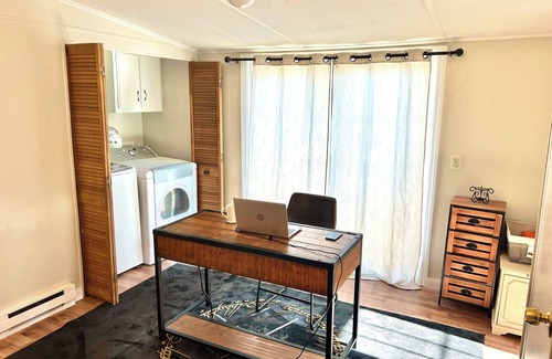 Newtonville Maison | Cozy 3 Queen Home, Full Kitchen, Laundry, Gym, Parking in Troy, near MVP & SPAC!