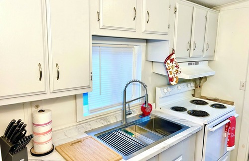 Newtonville Maison | Cozy 3 Queen Home, Full Kitchen, Laundry, Gym, Parking in Troy, near MVP & SPAC!