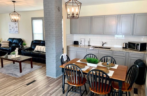 Niagara Falls Maison | Charming 3BR Minutes From Falls & Casino on the US side!
