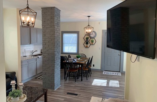 Niagara Falls Maison | Charming 3BR Minutes From Falls & Casino on the US side!
