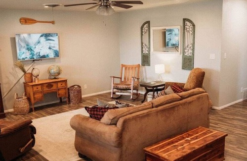 Enid Maison | Cozy 3BR/2BA w/ spacious living room +2car garage!