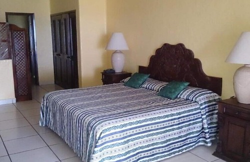 South Hotel Zone Hôtel | Cozy 3BR Condo with Private Balcony and Views