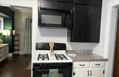 Bedford Maison | Cozy 3BR farmhouse retreat with fenced back yard