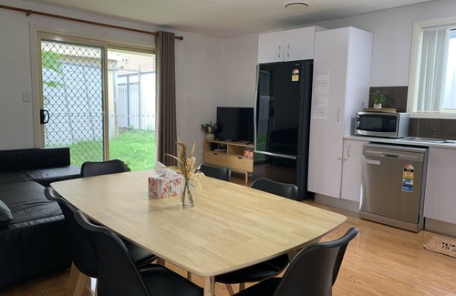 Fairfield Heights Maison | Cozy 3 bedrooms with free parking-lockable front gate