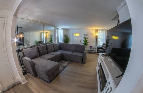 Sharon Hill Maison | Cozy 3BR Home Retreat – PHL Stay w/Parking, near Airport, WiFi & AC