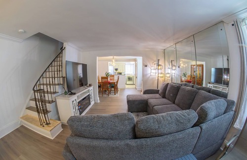 Sharon Hill Maison | Cozy 3BR Home Retreat – PHL Stay w/Parking, near Airport, WiFi & AC