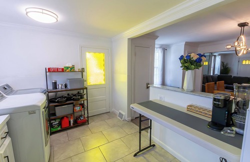 Sharon Hill Maison | Cozy 3BR Home Retreat – PHL Stay w/Parking, near Airport, WiFi & AC