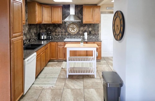 North San Antonio - SAT Maison | Cozy 3BR Home with Pool, WiFi & AC in a Quiet Neighborhood!