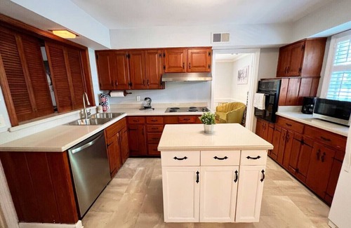 East Memphis Maison | Cozy 3BR Memphis Stay, Pet Friendly BBQ & Games