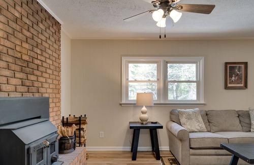 Lyndhurst Cabine | Cozy 3BR Mtn Cabin~newly updated w/woodstove