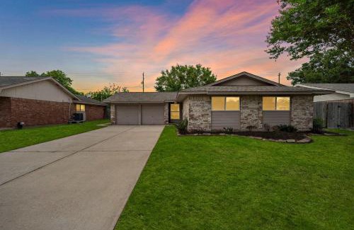 La Porte Appartement | Cozy 3BR Near Sylvan Beach BBQ & Covered Patio