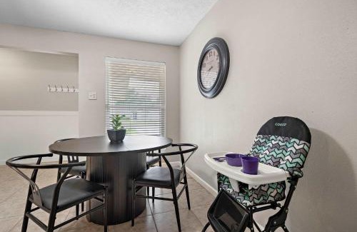 La Porte Appartement | Cozy 3BR Near Sylvan Beach BBQ & Covered Patio