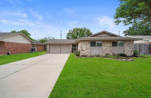 La Porte Appartement | Cozy 3BR Near Sylvan Beach BBQ & Covered Patio