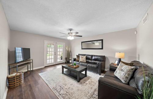 La Porte Appartement | Cozy 3BR Near Sylvan Beach BBQ & Covered Patio