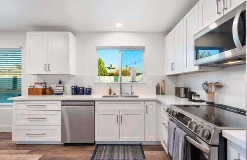 Glendale Maison | Lux Pool + Hot Tub + Fire Pit Stadium Desert Oasis
