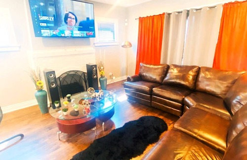 Roseland Maison | Cozy 4/5BR haven near 95th station. Ideal for friends, family, biz & more!