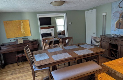 Eastside Maison | Cozy 4-bdrm house in safe neighborhood just around the corner from Syracuse Univ