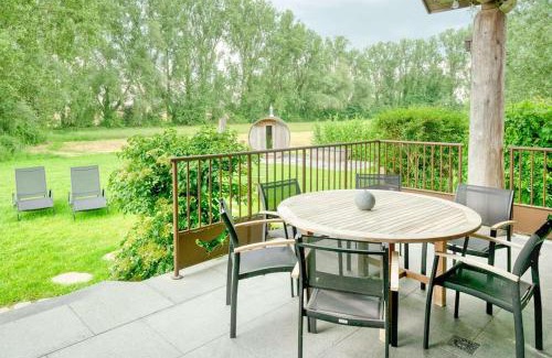 Velzeke-Ruddershove Chalet De Ski | Cozy 4-Bedroom Chalet with Outdoor Spa in Zottegem