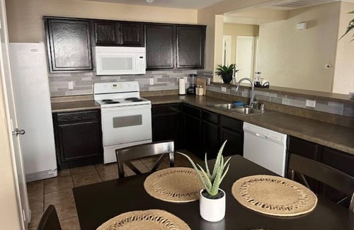 Tuscano Maison | Cozy 4 bedroom home!