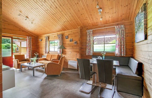 Municipality of Hardenberg Maison | Cozy 4-person bungalow with dishwasher, washing machine and veranda at park ’t Hooge Holt, near Gramsbergen and the Vechtdal nature area.