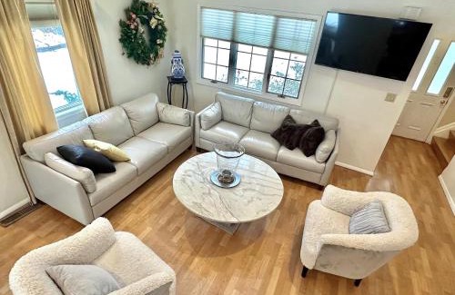 Port Washington Maison | Cozy 4BR 3BA Home- Train to NYC, USOpen, CitiField Mets, Walk to Harbor & Golf