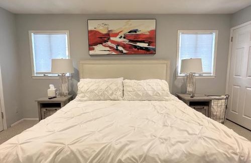 Port Washington Maison | Cozy 4BR 3BA Home- Train to NYC, USOpen, CitiField Mets, Walk to Harbor & Golf