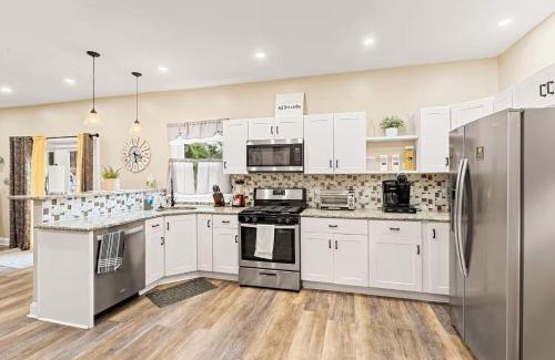 East Lansdowne Maison | Cozy 4BR Home, Sleeps 12, Near PHL, Eagles Field, UPENN, Fast Wi-Fi, Queen Bed, Parking