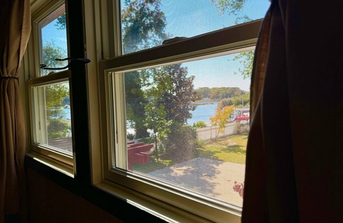 Brick Maison | Cozy 4BR Lagoon Cottage, King Bed, Hot Tub, Game Room, Gym, Family Fun, kayaks