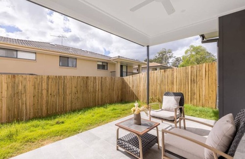 Calamvale Maison | Cozy 4BR Retreat: Workspace Near Shops & Highways