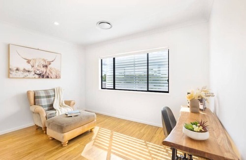 Calamvale Maison | Cozy 4BR Retreat: Workspace Near Shops & Highways