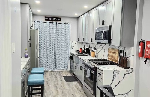 Newbold Maison | Cozy 5BR Home, City Center, Live! Casino, Hot tub with city View