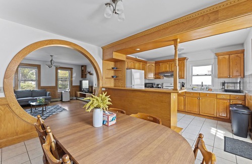 Malden Maison | Cozy 6 bedroom Entire house in Malden with free parking and WIndow AC
