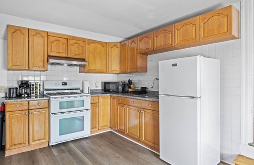 Malden Maison | Cozy 6 bedroom Entire house in Malden with free parking and WIndow AC